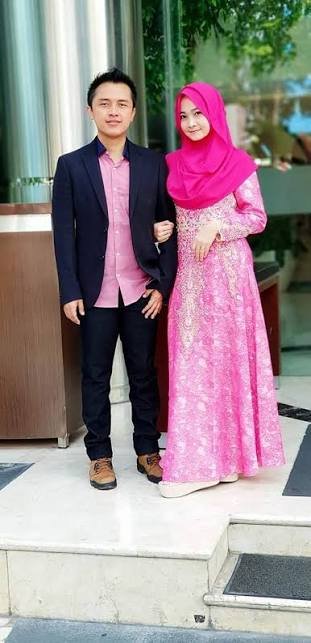 dr. Wahyu bersama istri